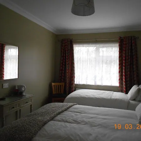 לינה וארוחת בוקר The Yellow House 4*