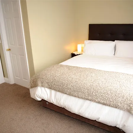 לינה וארוחת בוקר The Yellow House 4*