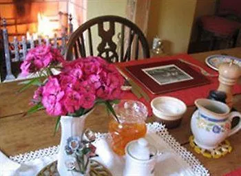 לינה וארוחת בוקר The Yellow House 4*